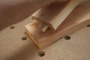 assemblage de deux panneaux avec des tourillons